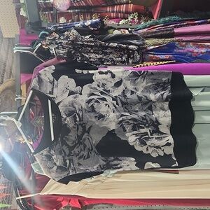 COPY - Black & White Floral Top - Size XS - Apt. 9